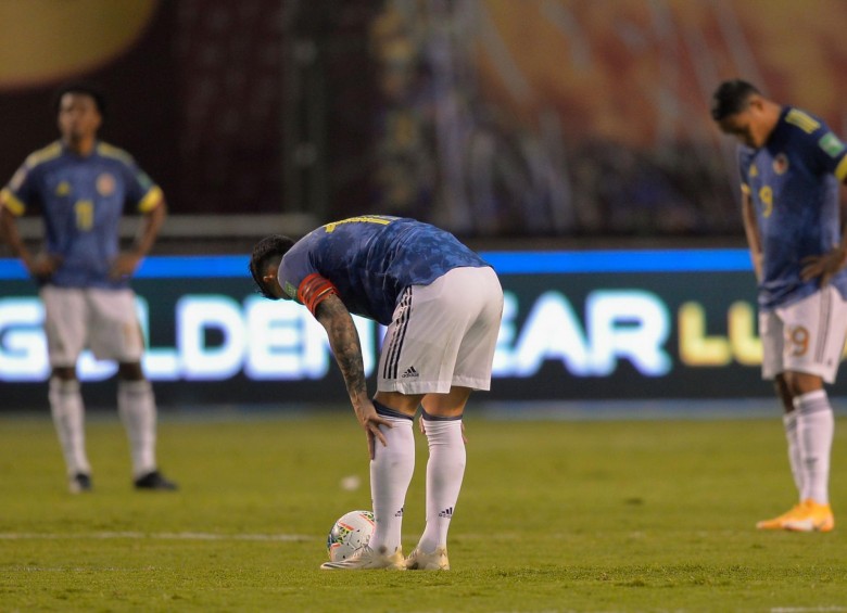 Colombia perdió los últimos dos partidos oficiales ante Uruguay y Ecuador, de ahí su descenso en el escalafón Fifa. FOTO AFP