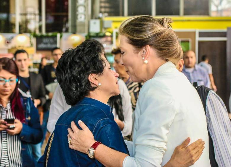 La primera dama y exprimera dama se saludaron con beso y abrazo y sostuvieron una charla de varios minutos sobre la feria artesanal, mientras los visitantes les tomaban fotos. Video Blu Radio