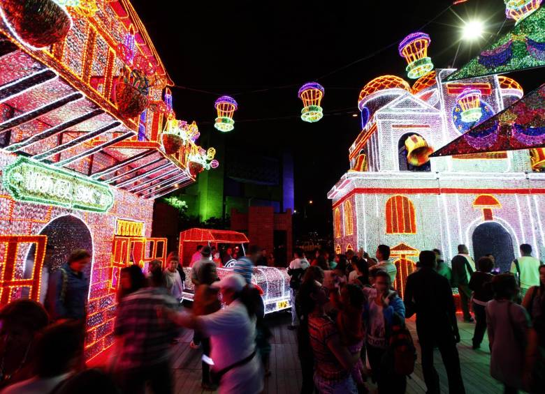 El alumbrado, que se encendió cada noche durante 45 días, solo se gastó la energía equivalente a una hora del consumo anual de Medellín. FOTOS EDWIN BUSTAMANTE, MANUEL SALDARRIAGA Y CORTESÍA