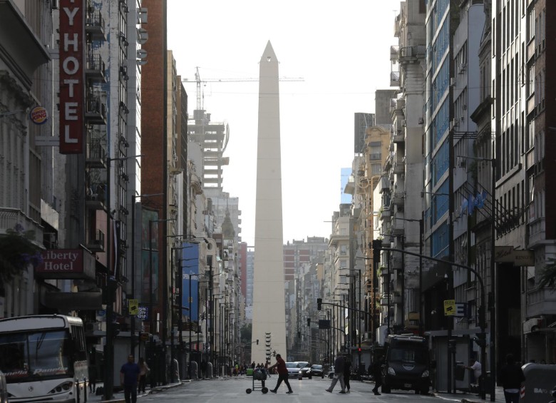 Los argentinos están dejando de hacer gastos que consideran “innecesarios”. El país aún no parece reaccionar a las medidas de salvamento que han llegado desde el Estado. FOTO AFP