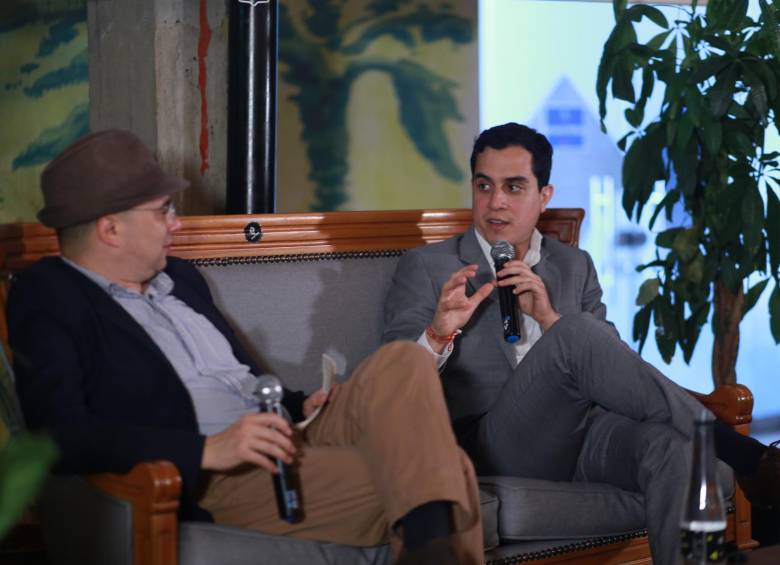 Según Hoyos (derecha), así como las TIC han generado cambios disruptivos, hace falta una disrupción profunda en la política. Gustavo Duncan presentó el libro (izquierda). FOTO cortesía