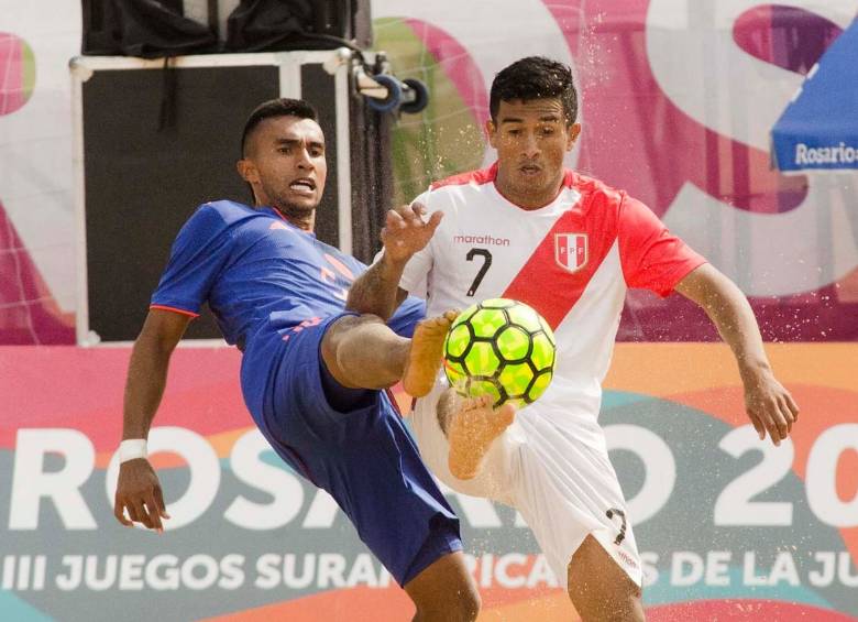 Eduardo Londoño -foto-, es uno de los jugadores con más minutos en el torneo, pues ha sido titular en los tres compromisos. Ayer recibió tarjeta amarilla ante Argentina. FOTO Cortesía Rosario 2019