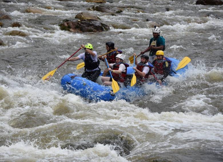 El río Pato, en Caquetá, es usado por exguerrilleros como atractivo turístico. Hasta la zona llegan extranjeros a disfrutar. En la foto, el equipo de rafting. FOTO cortesía arn