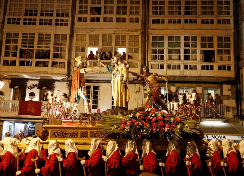 Procesión del Prendimiento o Beso de Judas durante su recorrido en la noche de Jueves Santo por las calles de Lugo en España. FOTO EFE
