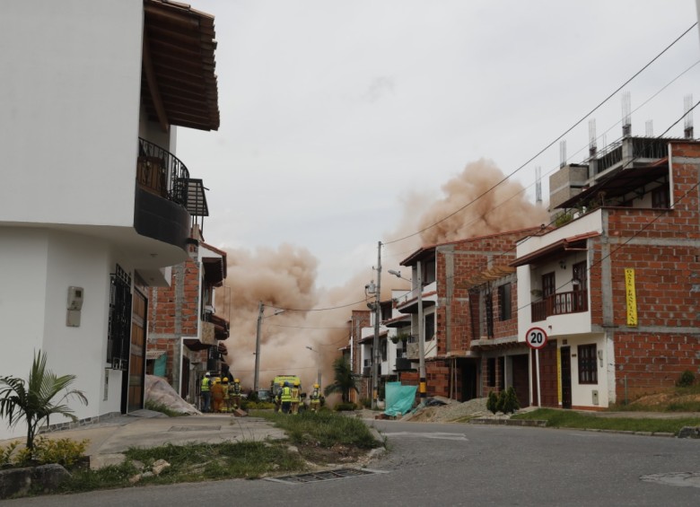 El edificio Altos del Lago cayó a las 10:10 a.m. en Rionegro. FOTO ESTEBAN VANEGAS