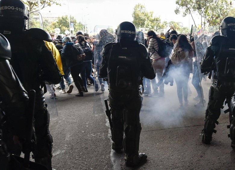 En Bogotá, integrantes del Esmad detuvieron a por lo menos cuatro personas que se vieron envueltas en la refriega, pero no se ha dado una información oficial frente a estas detenciones. FOTO AFP