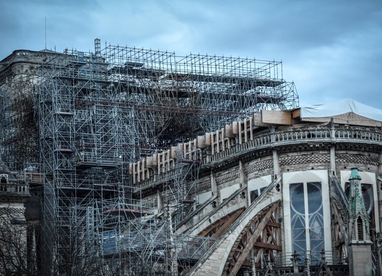 Vista parcial de la Catedral de Notre Dame en París tomada el 26 de diciembre, parcialmente destruida cuando se produjo un incendio debajo del techo el 15 de abril de 2019. Foto: Afp