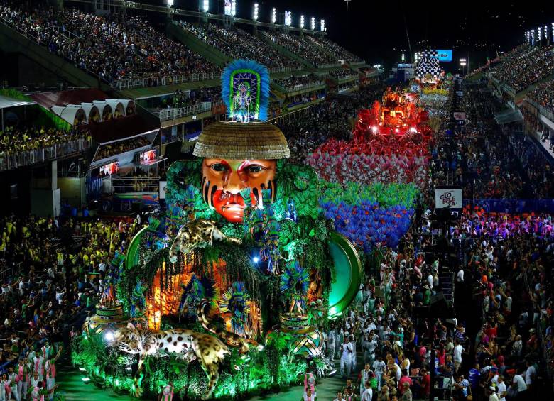 Desde Nueva Orleans hasta Montevideo y con parada especial en Río de Janeiro, América se “prende” con los carnavales en los que el desenfreno, el colorido y la lujuria campean justo antes de la reflexión cuaresmal. Foto: EFE