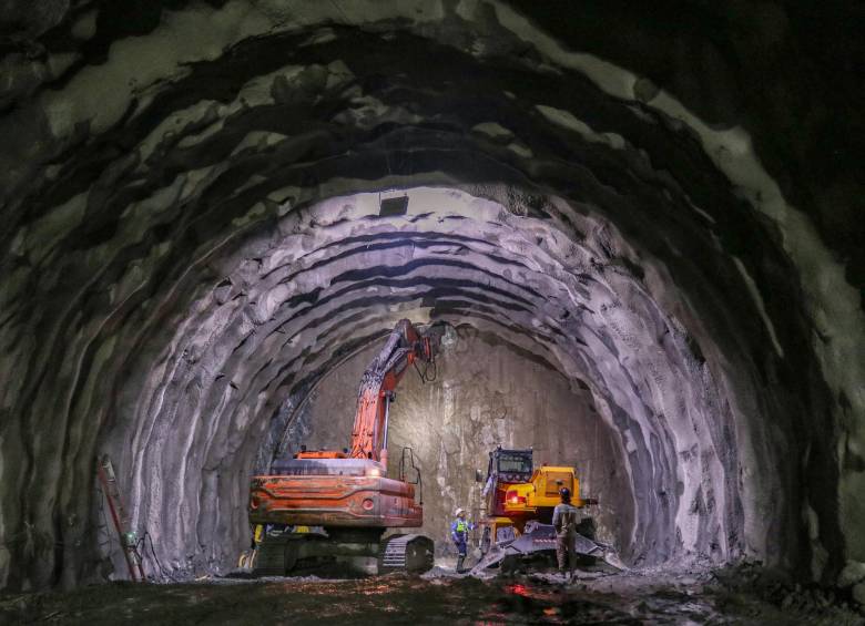 A dos kilómetros de profundidad se unieron este jueves los dos frentes del segundo tubo del Túnel de Occidente. Foto: Cortesía. 