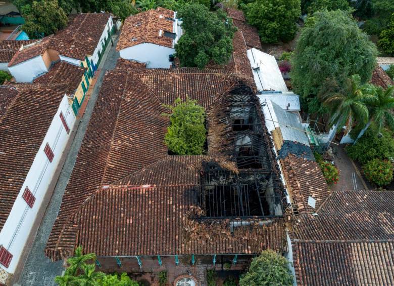 A los 31 bomberos y 10 hombres de la Defensa Civil les tomó cinco horas apagar el incendio. FOTO CORTESÍA JUAN GUILLERMO MADRID