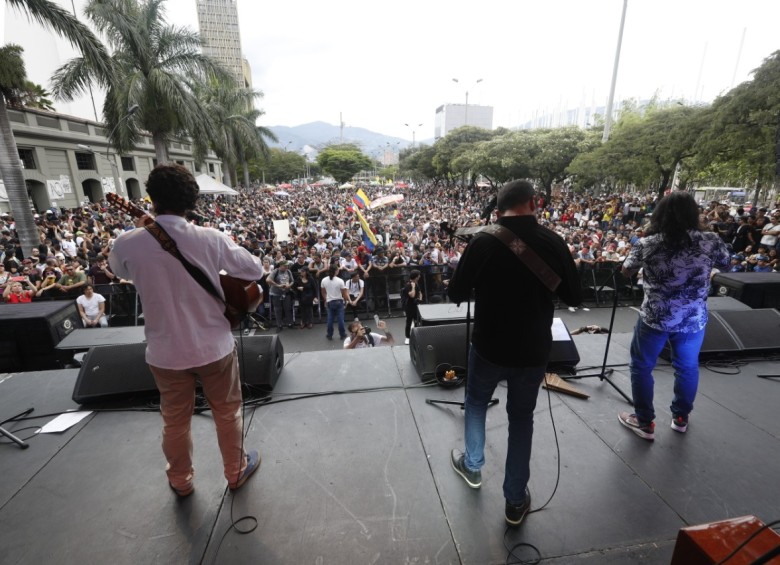 Comienza concierto principal del paro nacional en Medellín. Foto: Manuel Saldarriaga. 