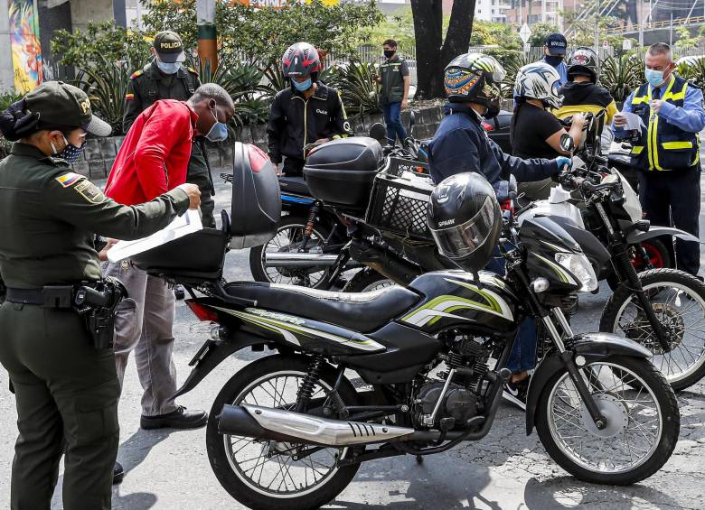 Sobre una sola persona del Valle de Aburrá pesan nueve comparendos por infringir el aislamiento preventivo. FOTO JAIME PÉREZ