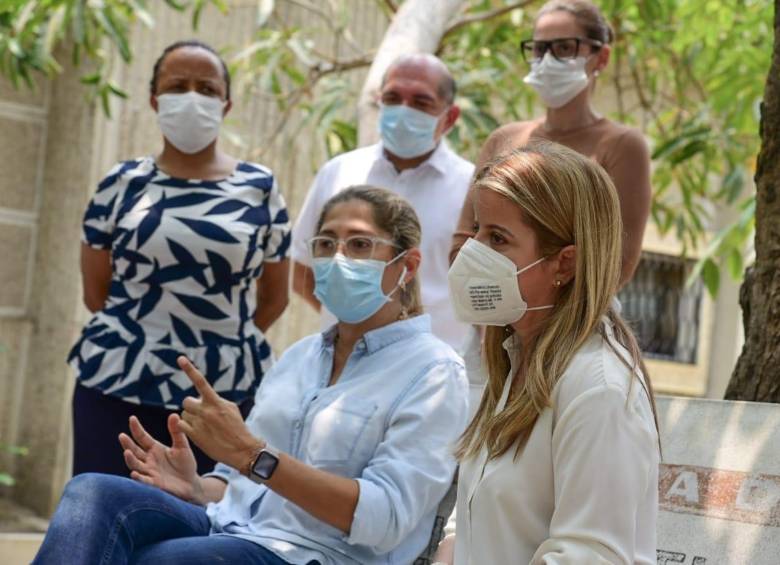 La funcionaria, de camisa azul, es mano derecha de la gobernadora, Elsa Noguera. FOTO COLPRENSA