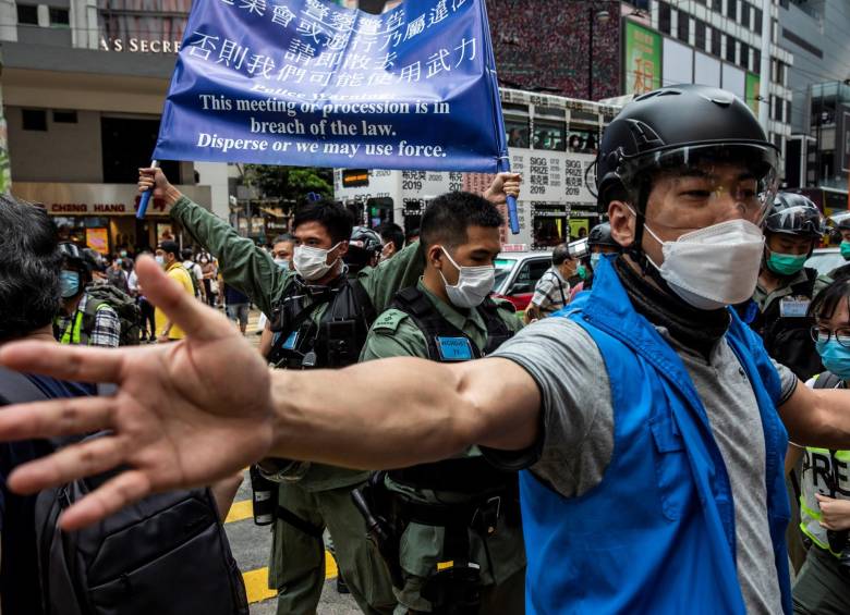 Los movimientos prodemocracia de Hong Kong regresaron a las calles a protestar contra la ley de seguridad de China. FOTO AFP