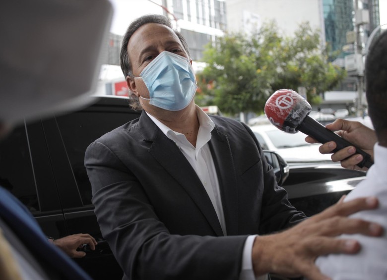 Juan Carlos Varela a su llegada a la oficina de la Fiscalía. FOTO AFP