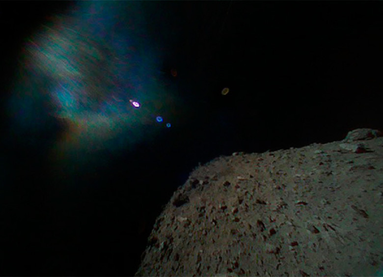 Imagen tomada luego de la separación de la nave. La superficie del asteroide Ryugu se ve a la derecha. El lado borroso a la izquierda es el reflejo de la luz solar. Foto: JAXA