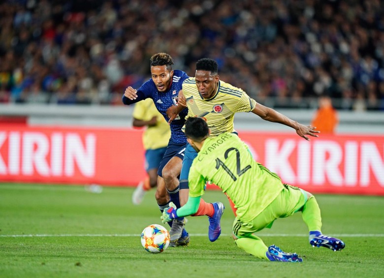 Yerry Mina, quien no atraviesa buen momento en su club (Everton), encontró respaldo en el técnico Queiroz. FOTO EFE