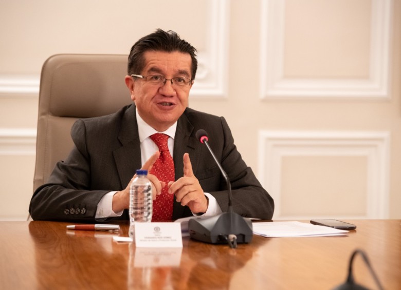El ministro de salud, Fernando Ruiz, explicó las medidas para el departamento. Foto: Colprensa. 
