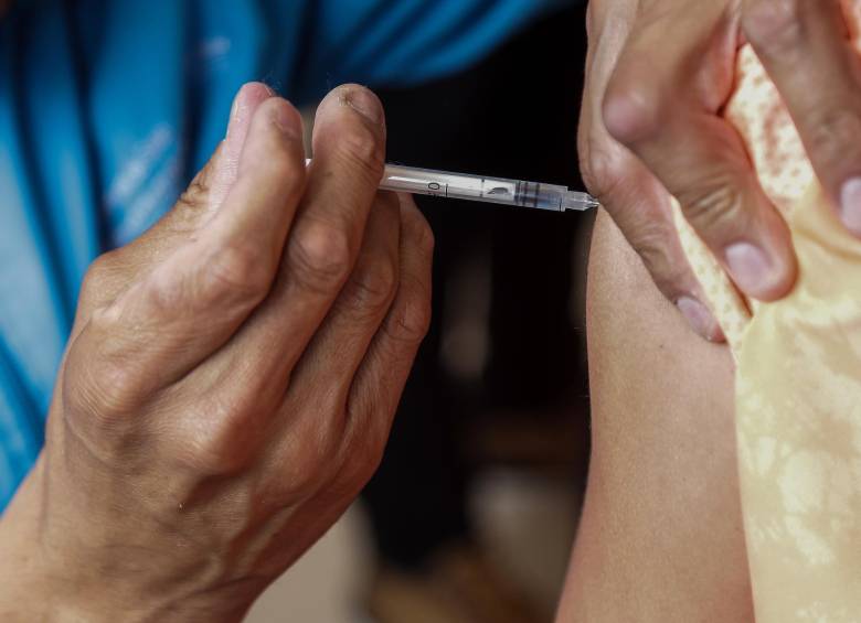 Personas mayores de 60 años, con comorbilidades y personal de la salud, serán los primeros en recibir la vacuna el próximo año. FOTO: COLPRENSA.