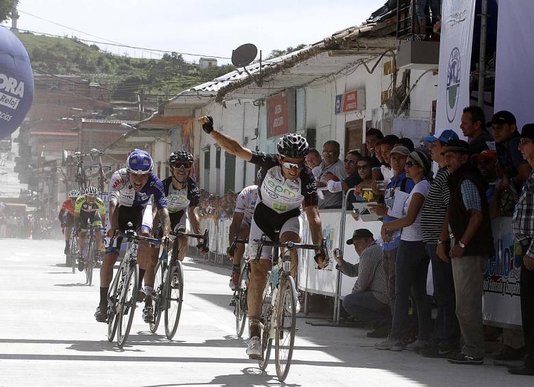 Óscar Sevilla mantiene su vigencia, ayer revolcó la Vuelta Marco Fidel Suárez en Amalfi y es 2° de la general. FOTO Donaldo Zuluaga 