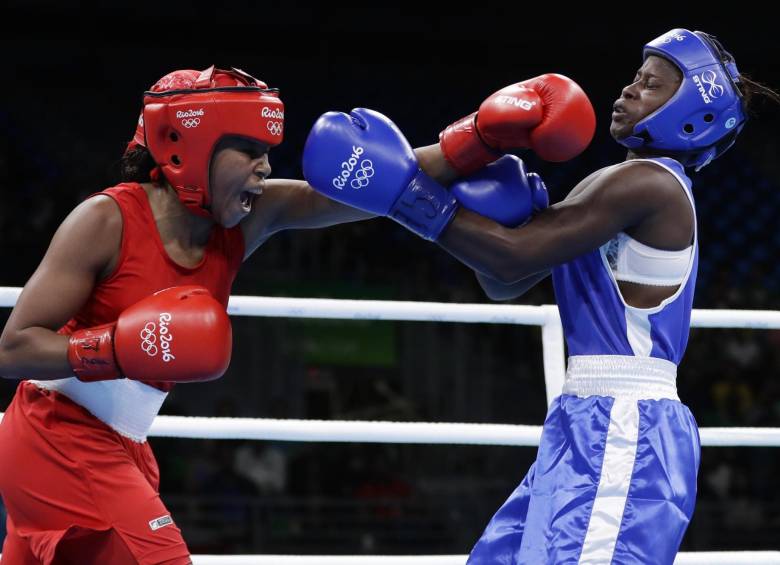 Los puños de Íngrit Valencia (rojo) fueron tan letales que en el tercer asalto el árbitro determinó que la centroafricana Judith Mbougnade, su rival, no estaba en condiciones de continuar. FOTO AP
