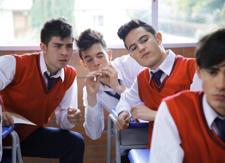 En la película, Mateo es un estudiante sobresaliente de último año de bachillerato que sufre de matoneo por parte del sobrino de la rectora del colegio donde estudia. FOTO cortesía mariposas verdes