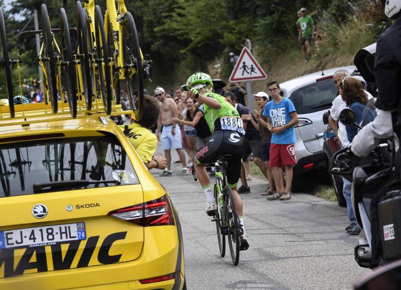 “Todo bien mijito”, pareciera decir Rigo. Sus ocurrencias y ciclismo divirtieron al país. FOTO afp 