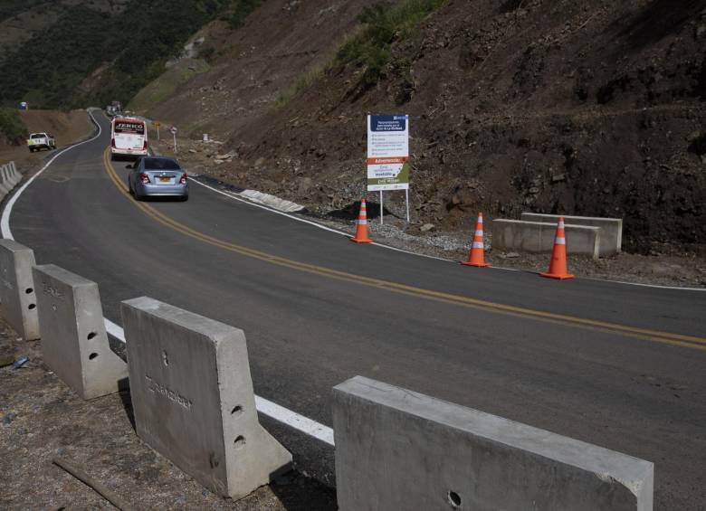 La carretera Amagá - Bolombolo fue cerrada desde el pasado el 28 de mayo pasado por un derrumbe de más 300.000 metros cúbicos de tierra. FOTO EDWIN BUSTAMANTE