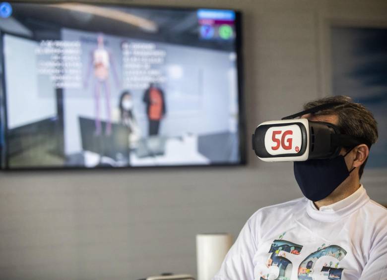 Clases remotas pero con realidad virtual es la propuesta de Claro en su piloto 5G, que cuenta con el apoyo de la Alcaldía de Medellín. La iniciativa beneficiará a 500 estudiantes. FOTO camilo suárez