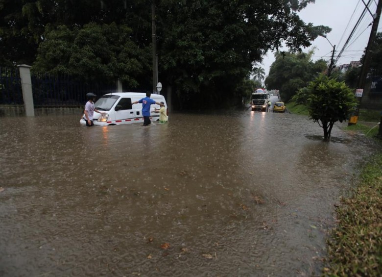 Bomberos Medellín verificó casos de encharmamiento e inundación en vía pública. FOTO: EDWIN BUSTAMANTE