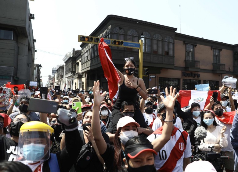 Las manifestaciones marcaron la semana en Perú y fueron convocadas bajo el argumento de la defensa de la democracia, especialmente bajo la figura de la Generación del Bicentenario. FOTO EFE