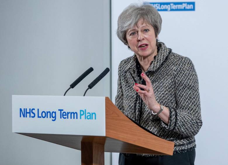 La primera ministra del Reino Unido, Theresa May, no podrá subir algunos impuestos sin autorización del Parlamento en el caso de que, finalmente, se produzca un Brexit sin consenso. FOTO afp