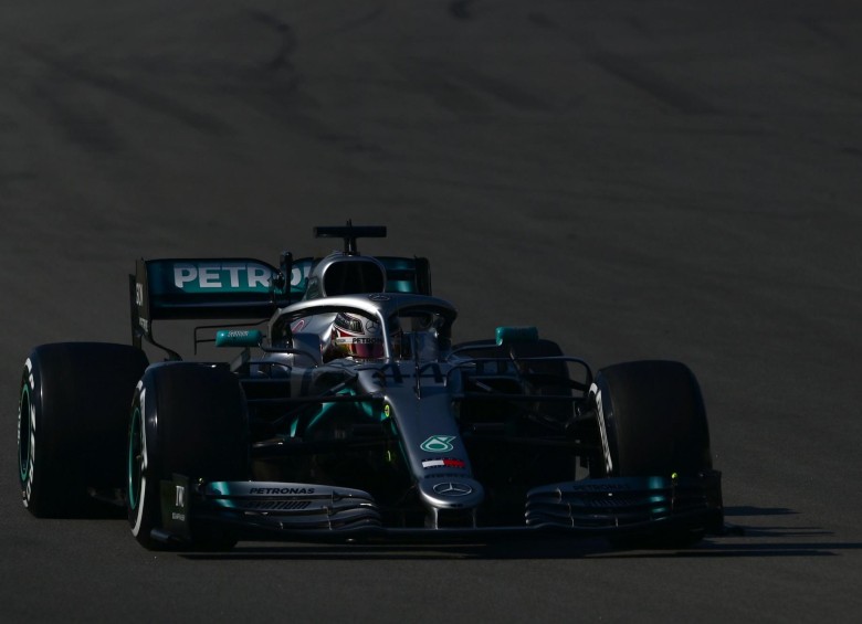 El piloto británico de Mercedes, Lewis Hamilton, participa en las pruebas para la nueva temporada del Gran Premio de Fórmula Uno en el circuito de Cataluña en Montmeló, en las afueras de Barcelona. Foto: AFP