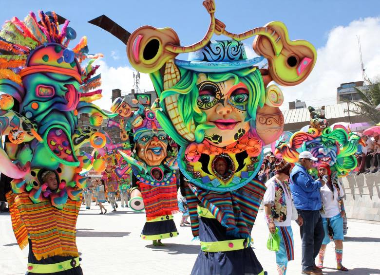 Miles de personas se apostaron en un camino de 7 kilómetros para disfrutar del tradicional Desfile Magno. FOTOS COLPRENSA