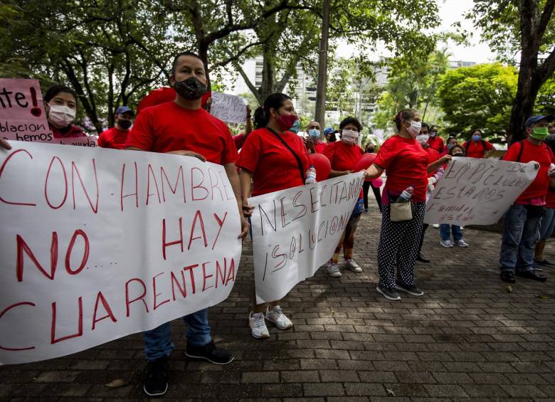 Los venteros y los dueños de los negocios alrededor del estadio Atanasio Girardot esperan la solidaridad de todos. FOTO JULIO CÉSAR HERRERA