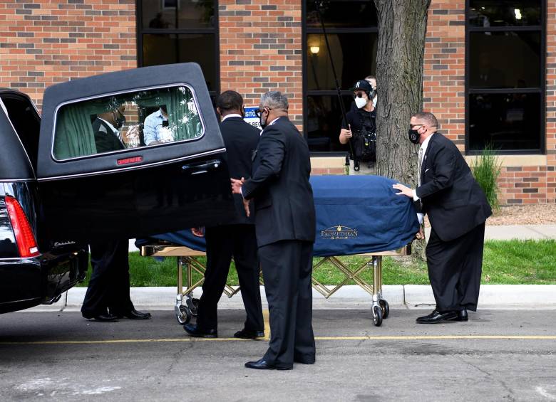 Los restos de George Floyd son llevados a una conmemoración en Minneapolis, Minnesota.