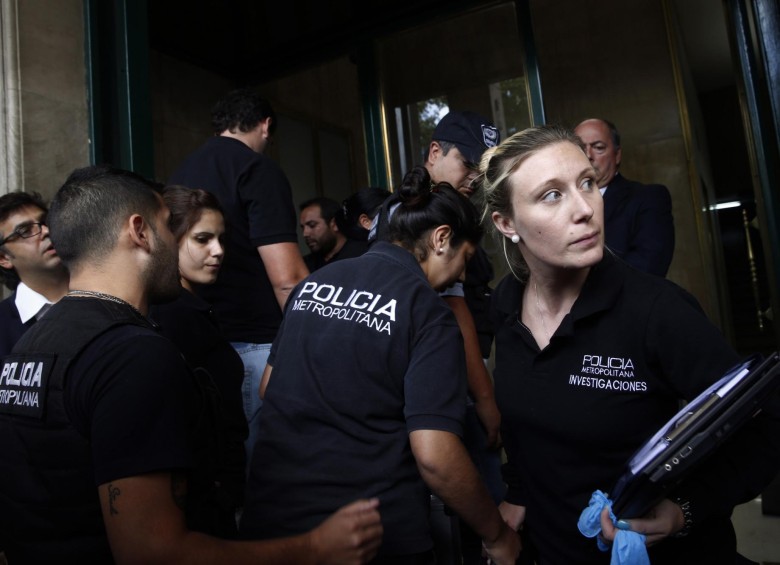 Los miembros de la unidad criminal de la Policía Metropolitana de Buenos Aires esperan fuera de la oficina del fiscal Alberto Nisman en Buenos Aires. Nisman fue hallado sin vida el lunes en la madrugada en su departamento.FOTO REUTERS