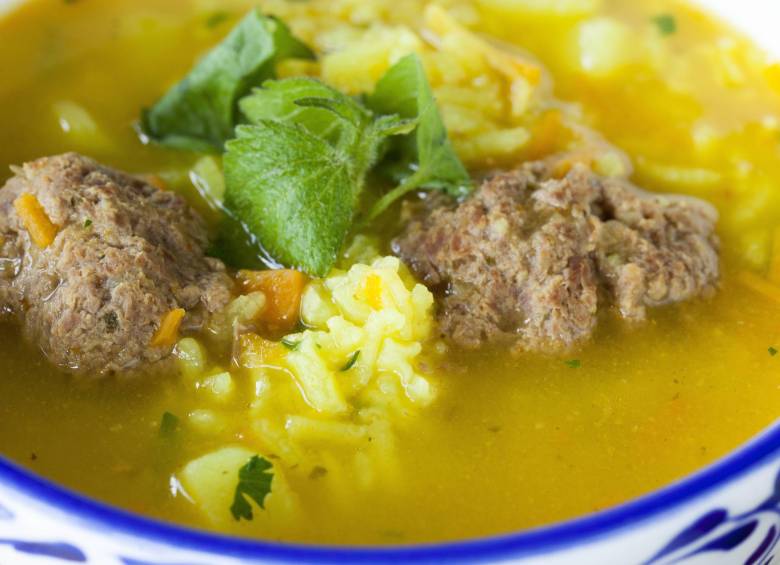 Sopa de arroz con albondigas, una de las tantas sopas que se consumen en Antioquia. FOTO Edwin Bustamante