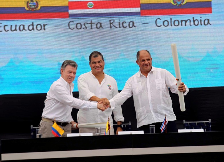 De izquierda a derecha, Juan Manuel Santos, Rafael Correa y Luis Guillermo Solís. FOTO Reuters