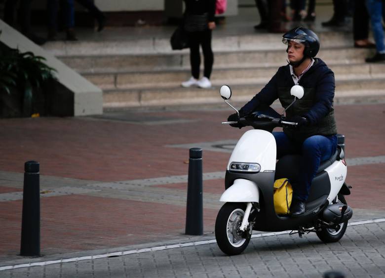 Desde el pasado 2 de Febrero el Ministerio de Transporte prohibió que ciclomotores y motocicletas eléctricas transitaran en ciclorutas y pasos peatonales. FOTO COLPRENSA. 