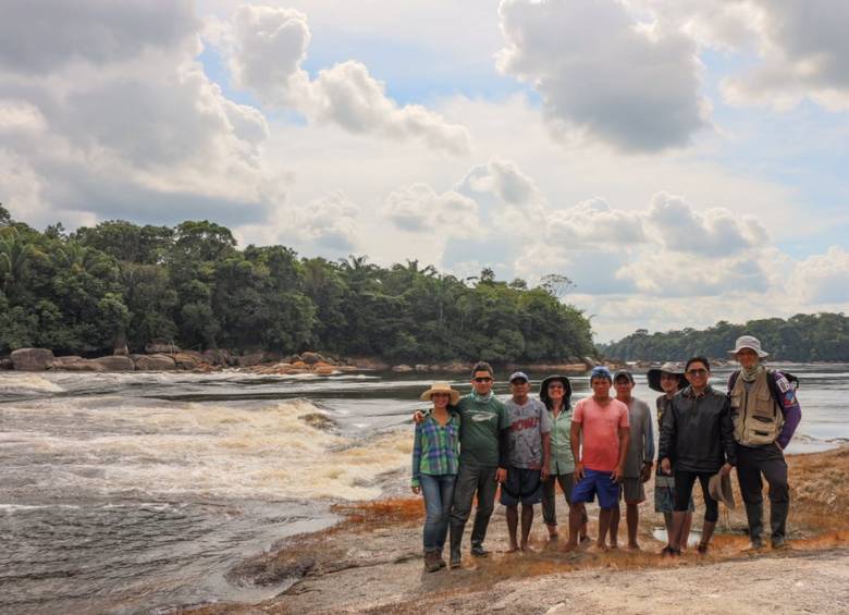 Los integrantes de la expedición científica, momentos antes de partir en el accidentado viaje por el río Vaupés. FOTO Cortesía