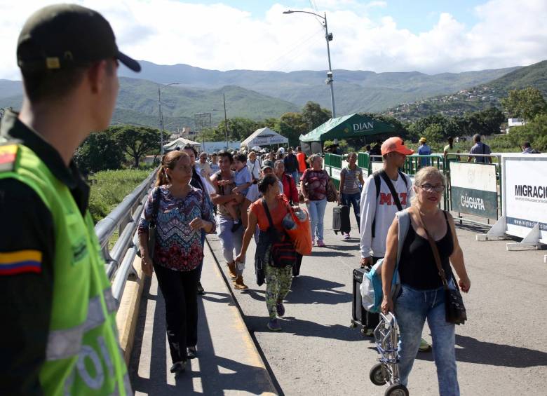 Personas cruzan por el puente Simón Bolívar. FOTO REUTERS