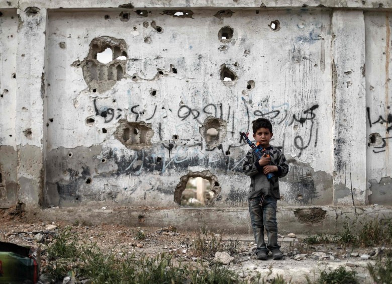 La participación de los niños en la guerra en Siria (foto) es una violación al Derecho Internacional Humanitario. Además, se ultrajan los derechos de los infantes y leyes de los países. FOTO AFP