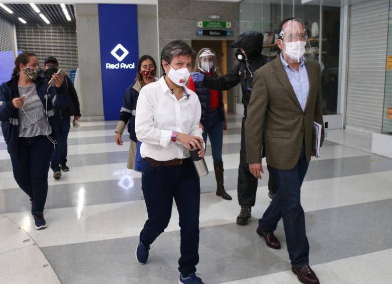 La alcaldesa Claudia López anunció la realización de un plan piloto del 8 al 14 de junio para abrir paulatinamente los centros comerciales, peluquerías y servicios profesionales. Foto: Colprensa. 