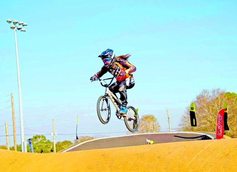 El principal reto de Andrea Escobar apunta al Mundial de BMX que se celebrará en Medellín, evento para el que ya cuenta con un cupo. FOTO Cortesía comisión antioqueña de BMX