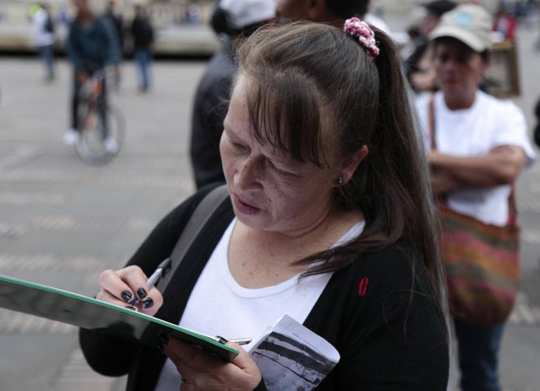 Los ciudadanos no tienen ninguna restricción para firmar por dos o más precandidatos presidenciales. FOTO colprensa
