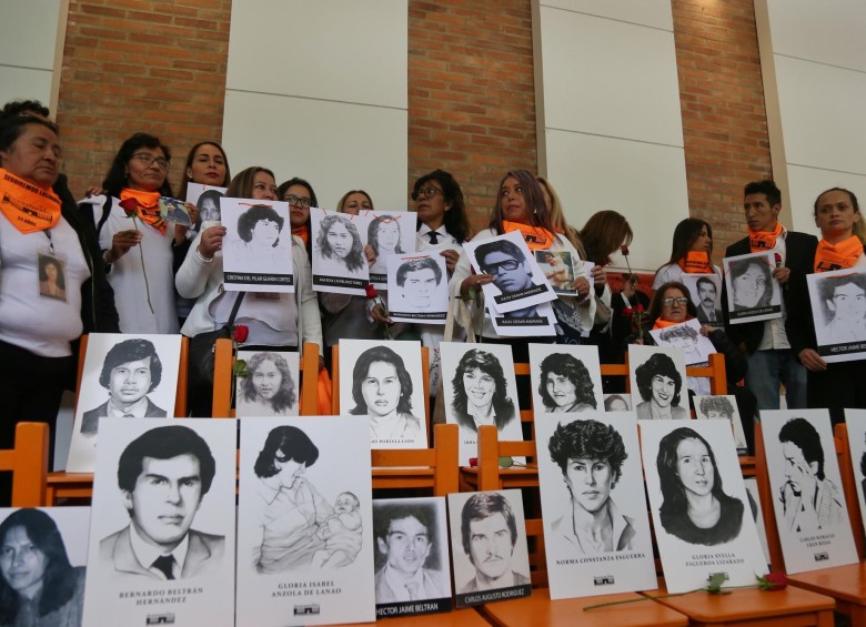 Familiares de los desaparecidos se congregaron a las afueras de la Universidad Externado durante la sesión de la CorteIDH. Foto Colprensa.