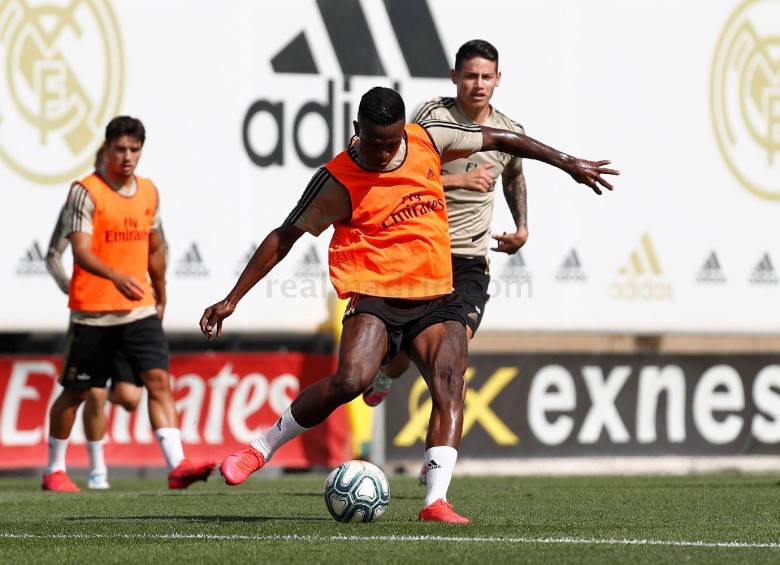 James, en acción durante el entrenamiento colectivo de este lunes del Real. Foto cortesía Real Madrid FC