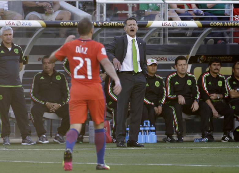 El desespero de Juan Carlos Osorio se reflejó durante todo el choque frente a Chile. Hoy se resuelve si sigue en México. FOTO AP