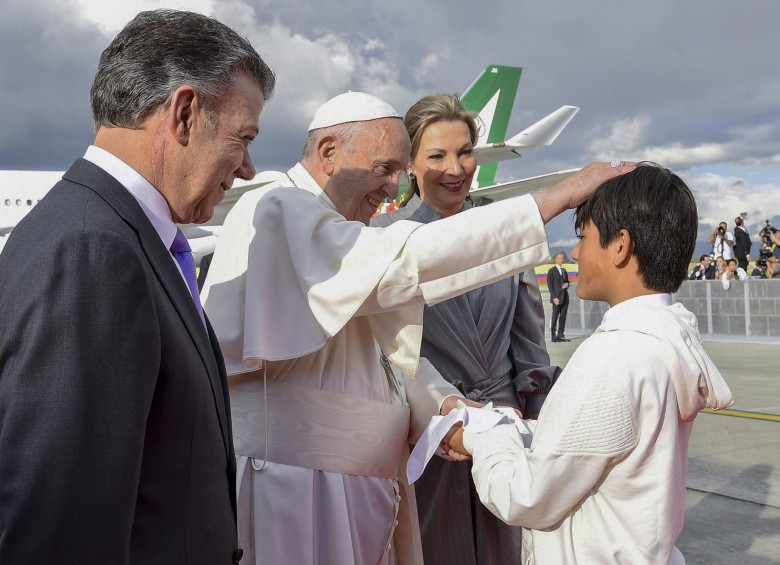 Emmanuel, quien nació en medio del secuestro, recibió a Francisco con una paloma de la paz. FOTO PRESIDENCIA